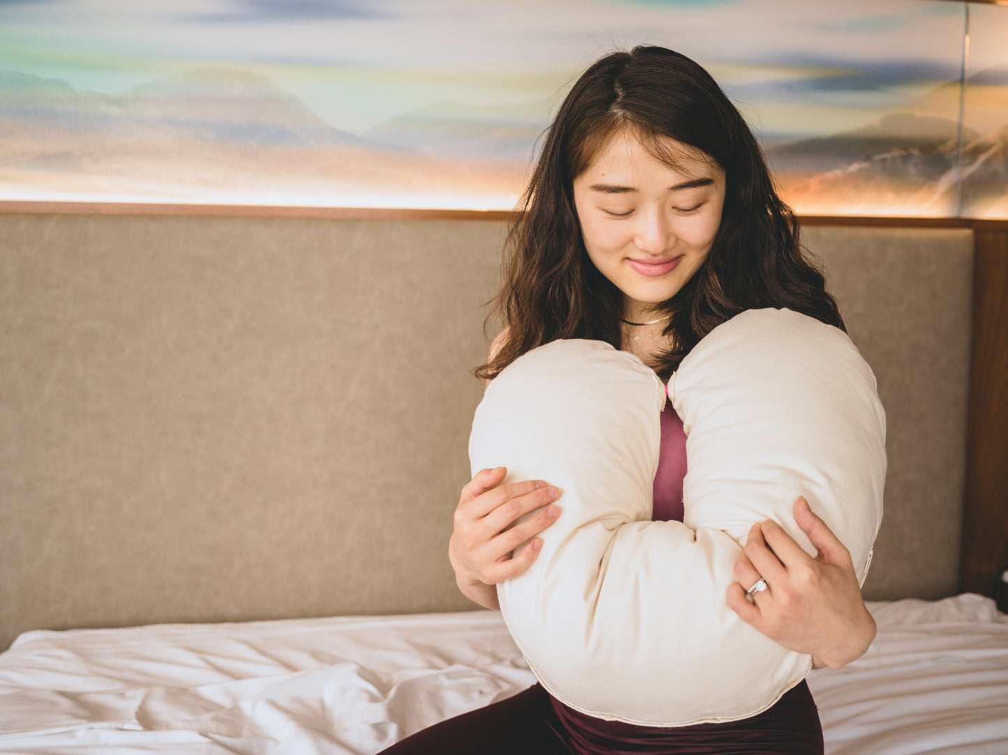 The bubble puff pillow can transform its shape from a puff shape to a bubble shape by combining the two ends of the pillow by snapping the buttons