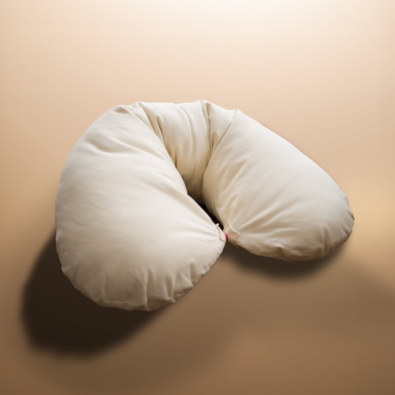 Easily adjust the shape of the puff pillow by connecting the two ends of the pillow to form a bubble shape