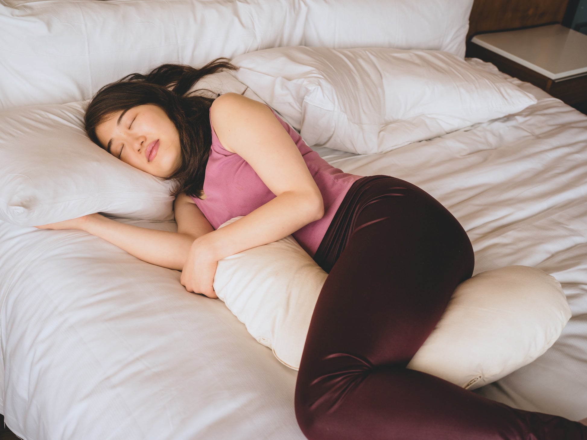 Sleep comfortably with the bubble puff pillow to support hip and legs alignment